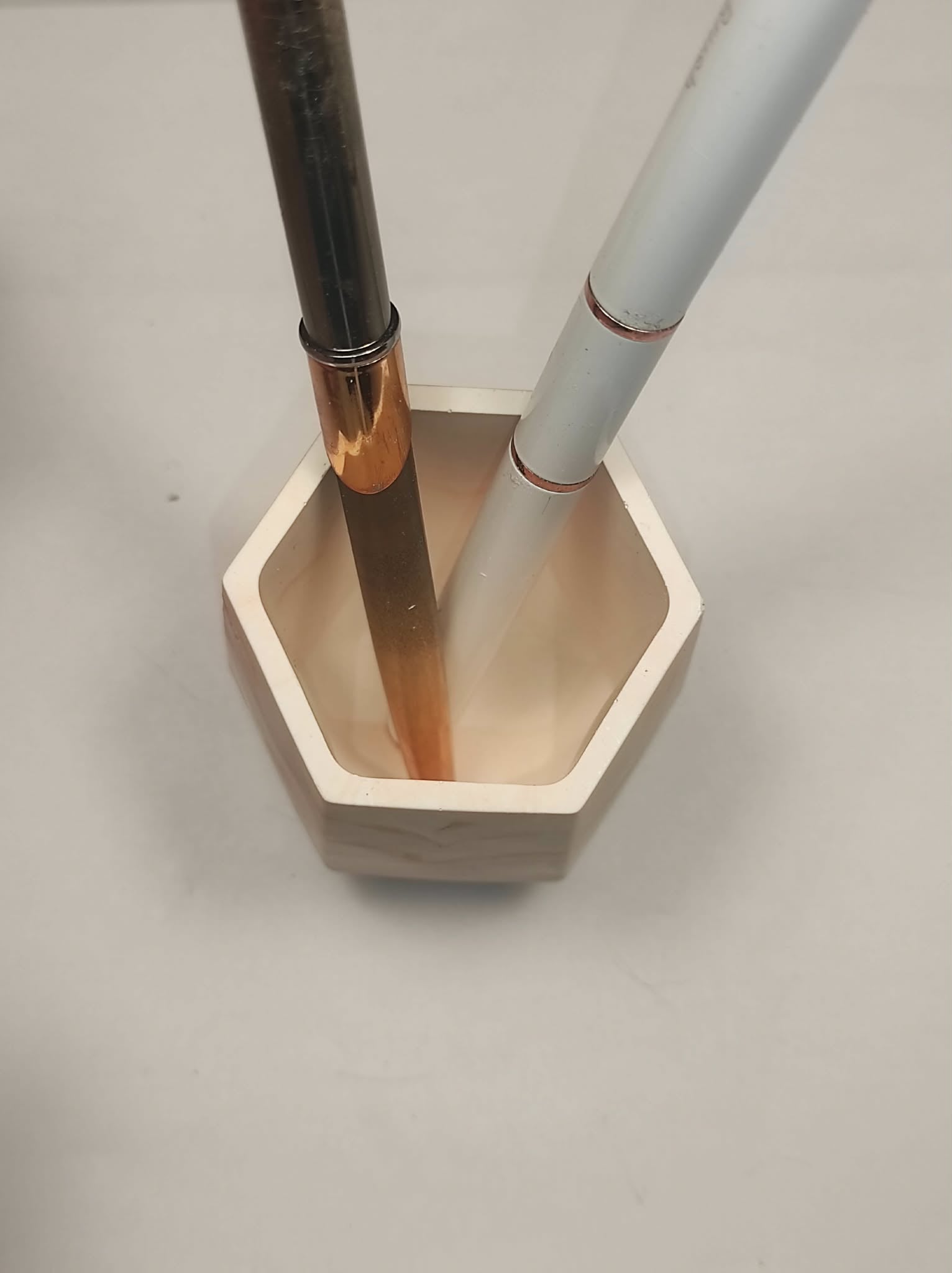 pot à crayon en jesmonite orangé