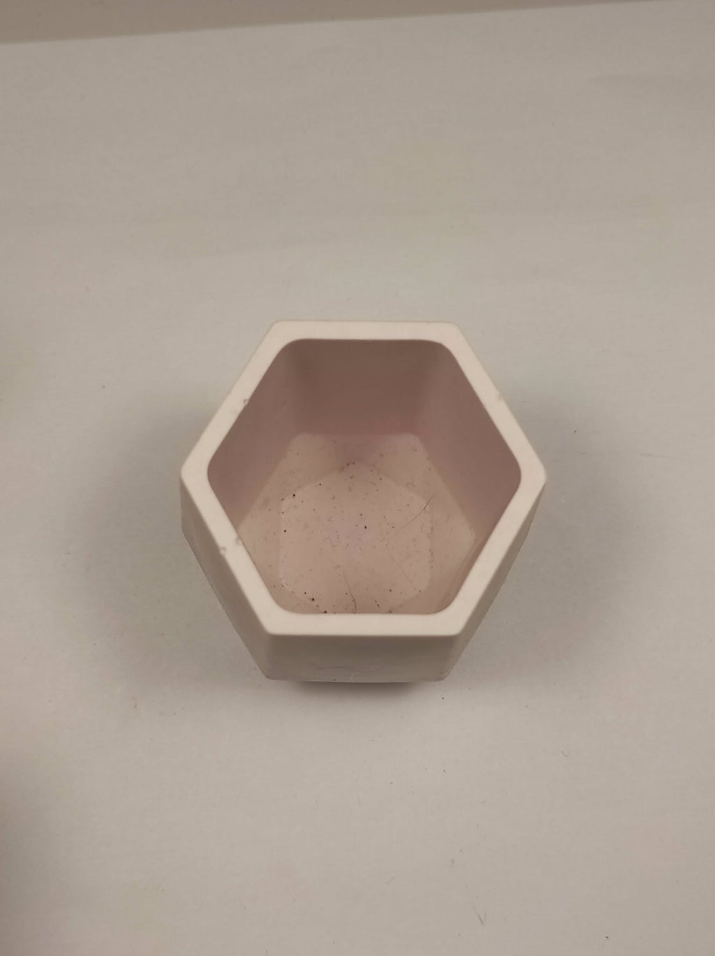 pot à crayon en jesmonite crème et mauve