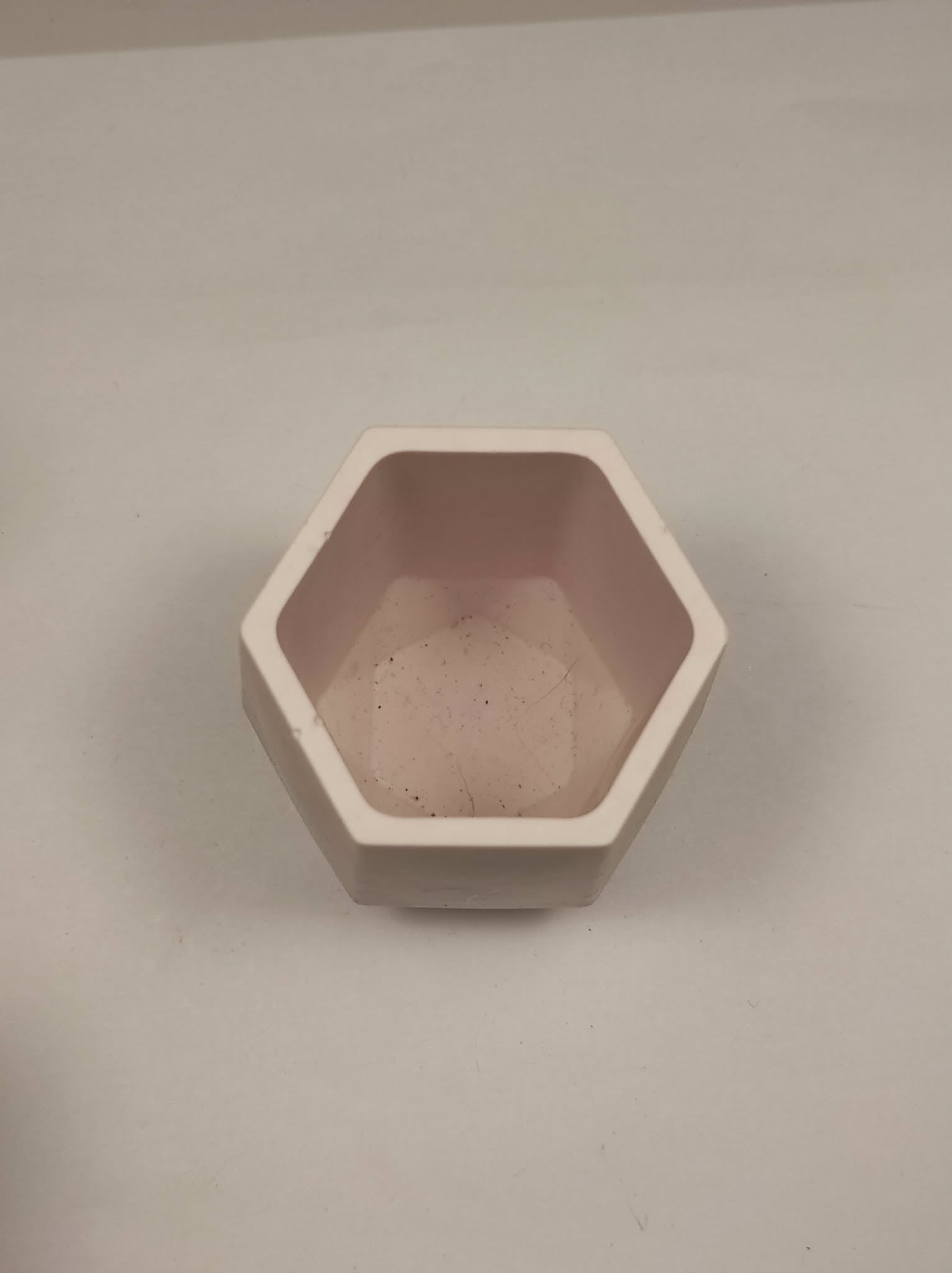 pot à crayon en jesmonite crème et mauve
