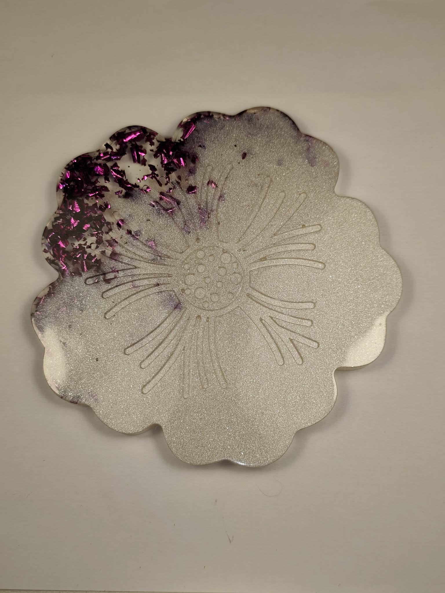 Dessous de verre blanc et mauve