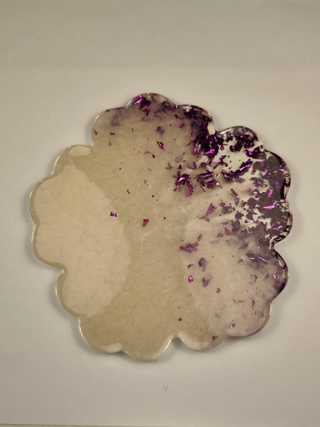 Dessous de verre blanc et mauve