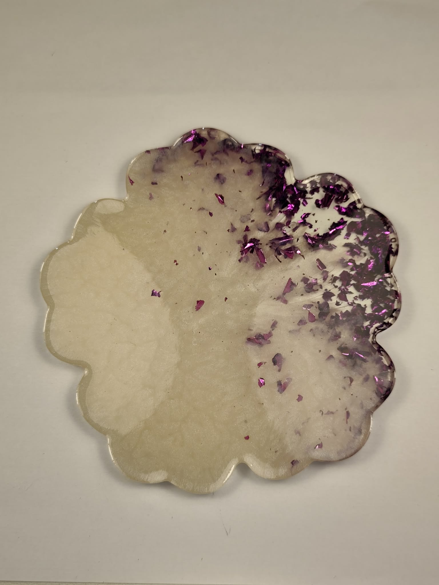 Dessous de verre blanc et mauve