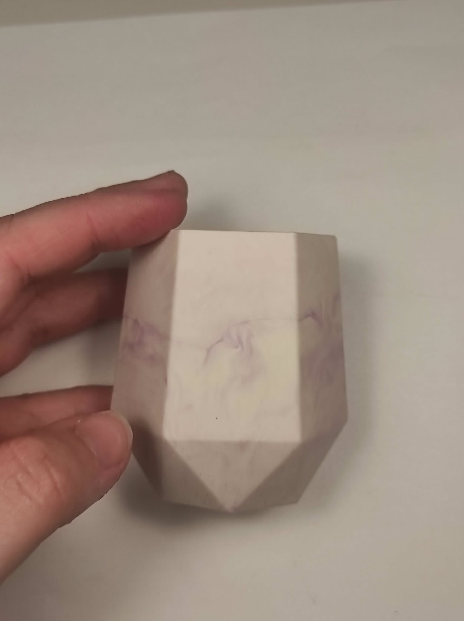 pot à crayon en jesmonite crème et mauve