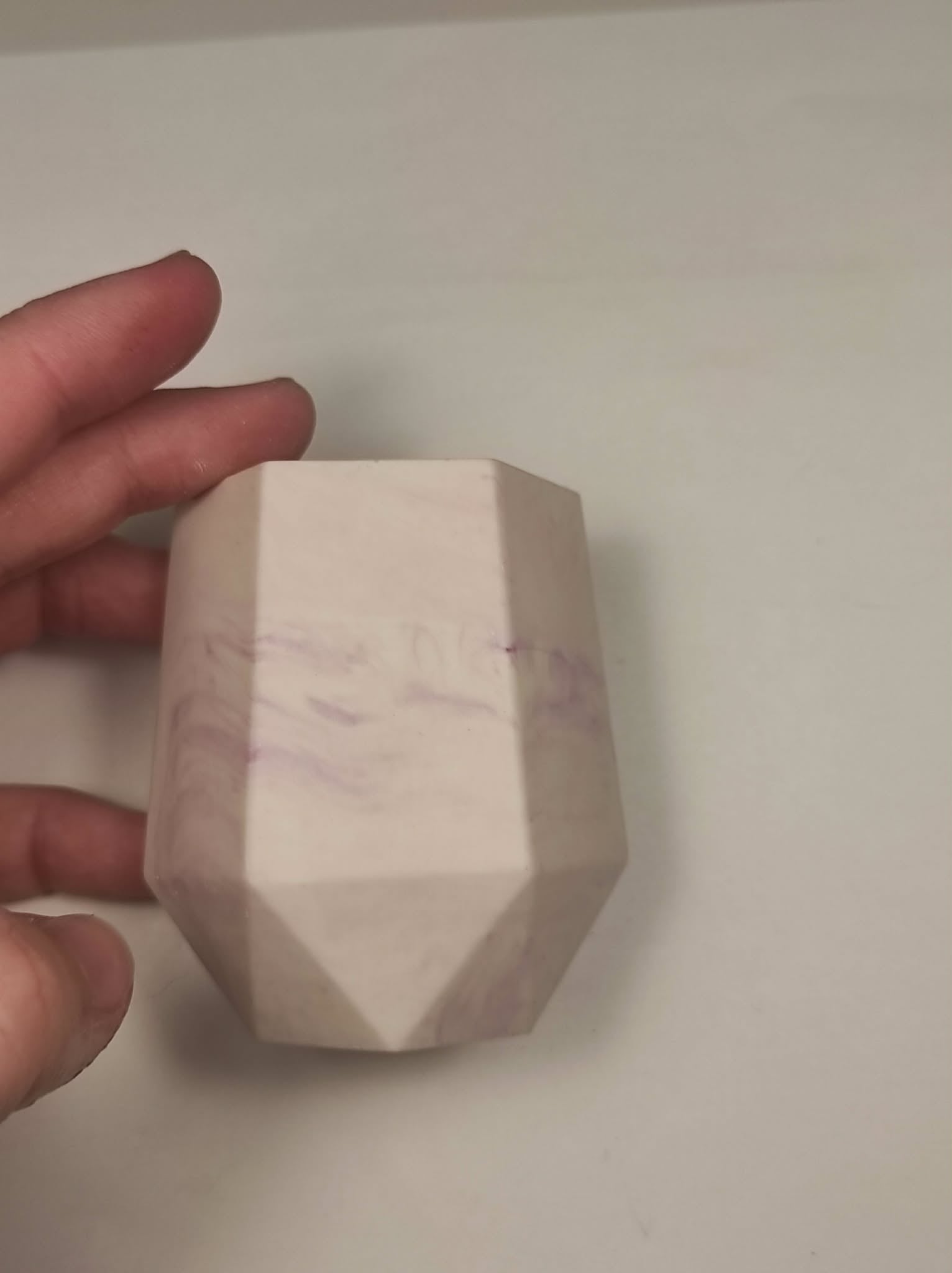 pot à crayon en jesmonite crème et mauve