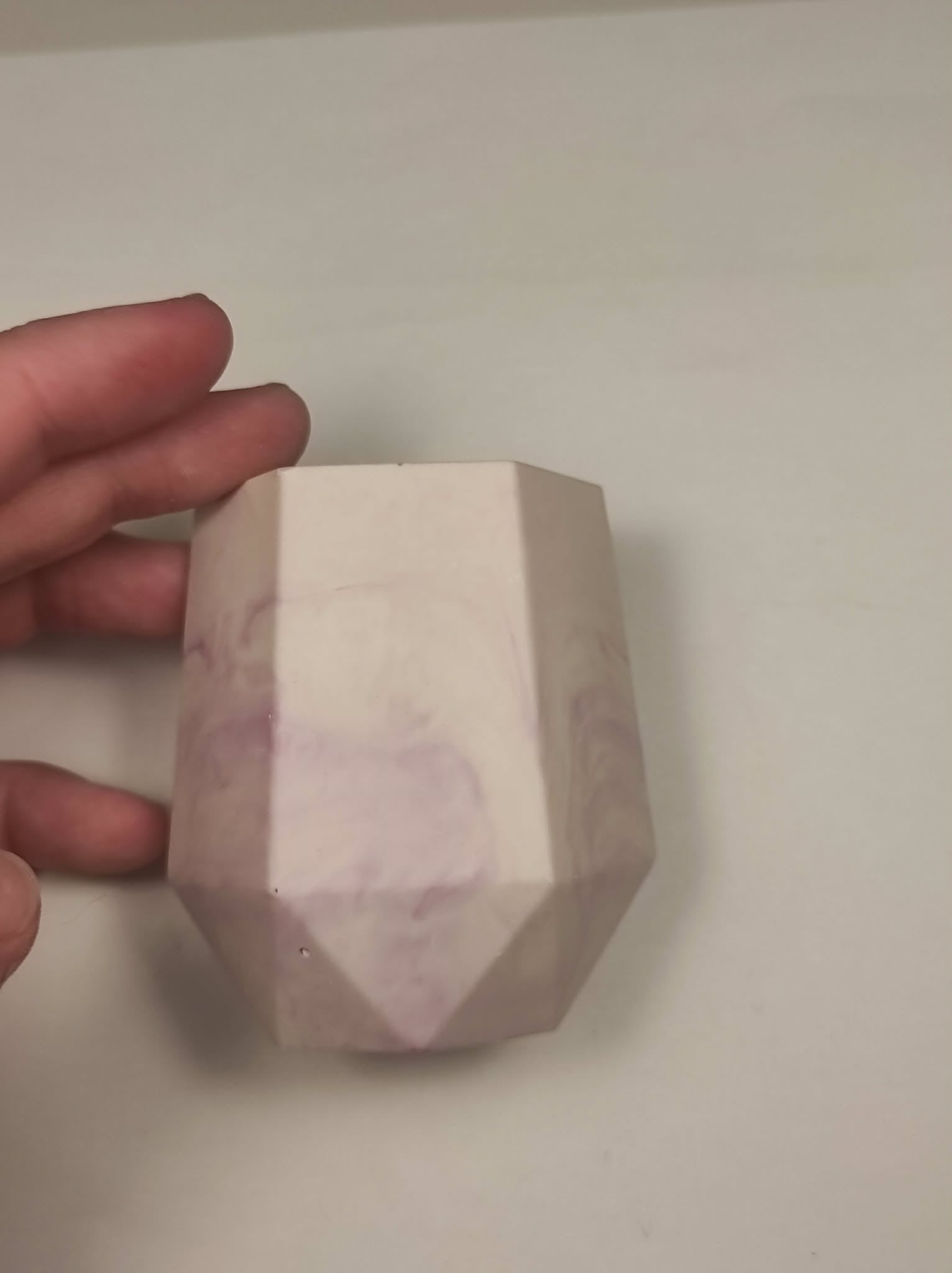 pot à crayon en jesmonite crème et mauve