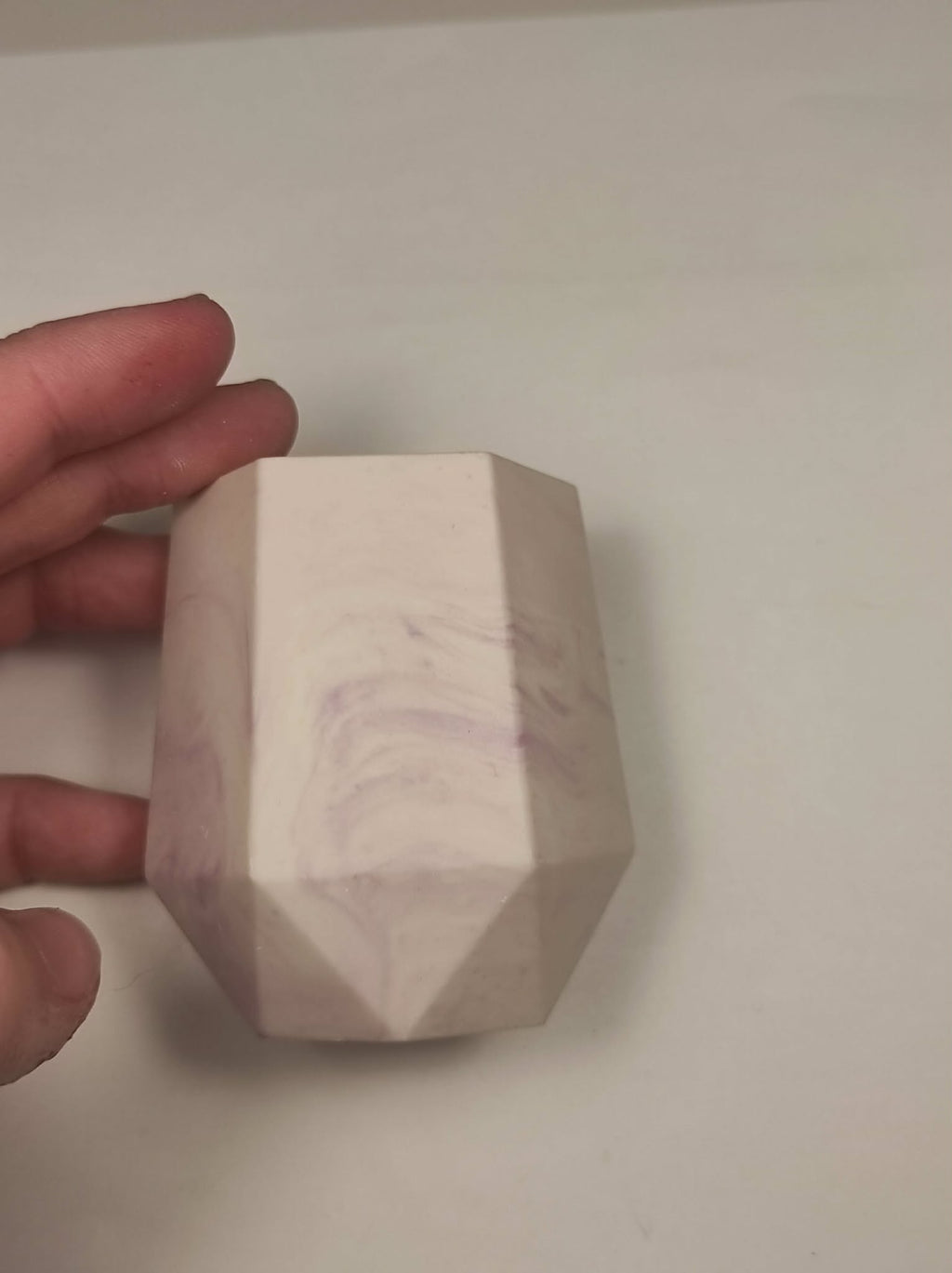 pot à crayon en jesmonite crème et mauve