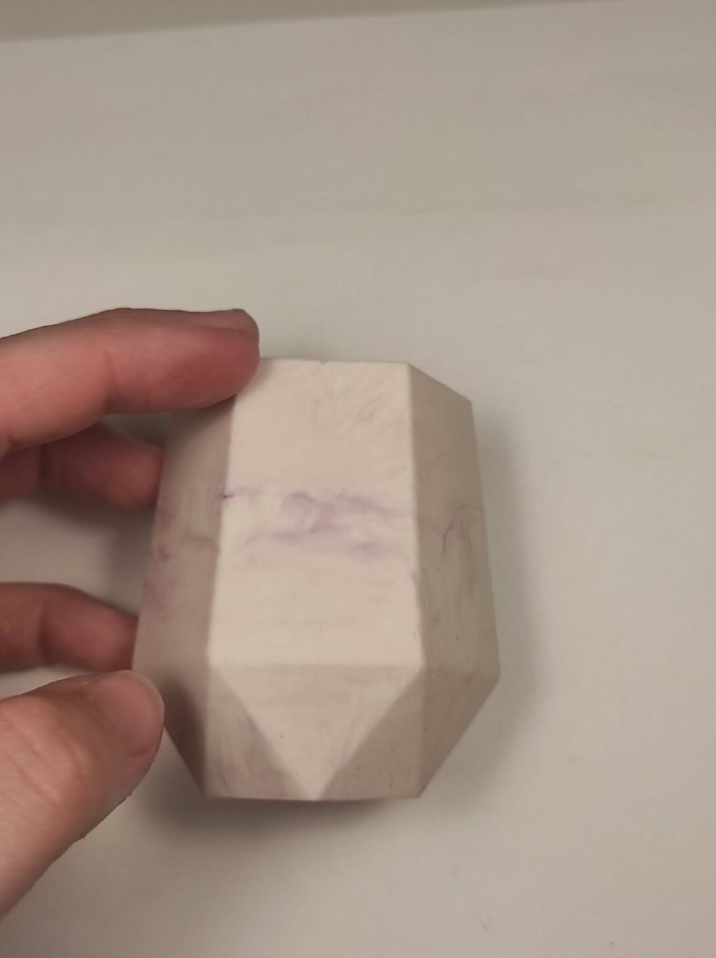 pot à crayon en jesmonite crème et mauve