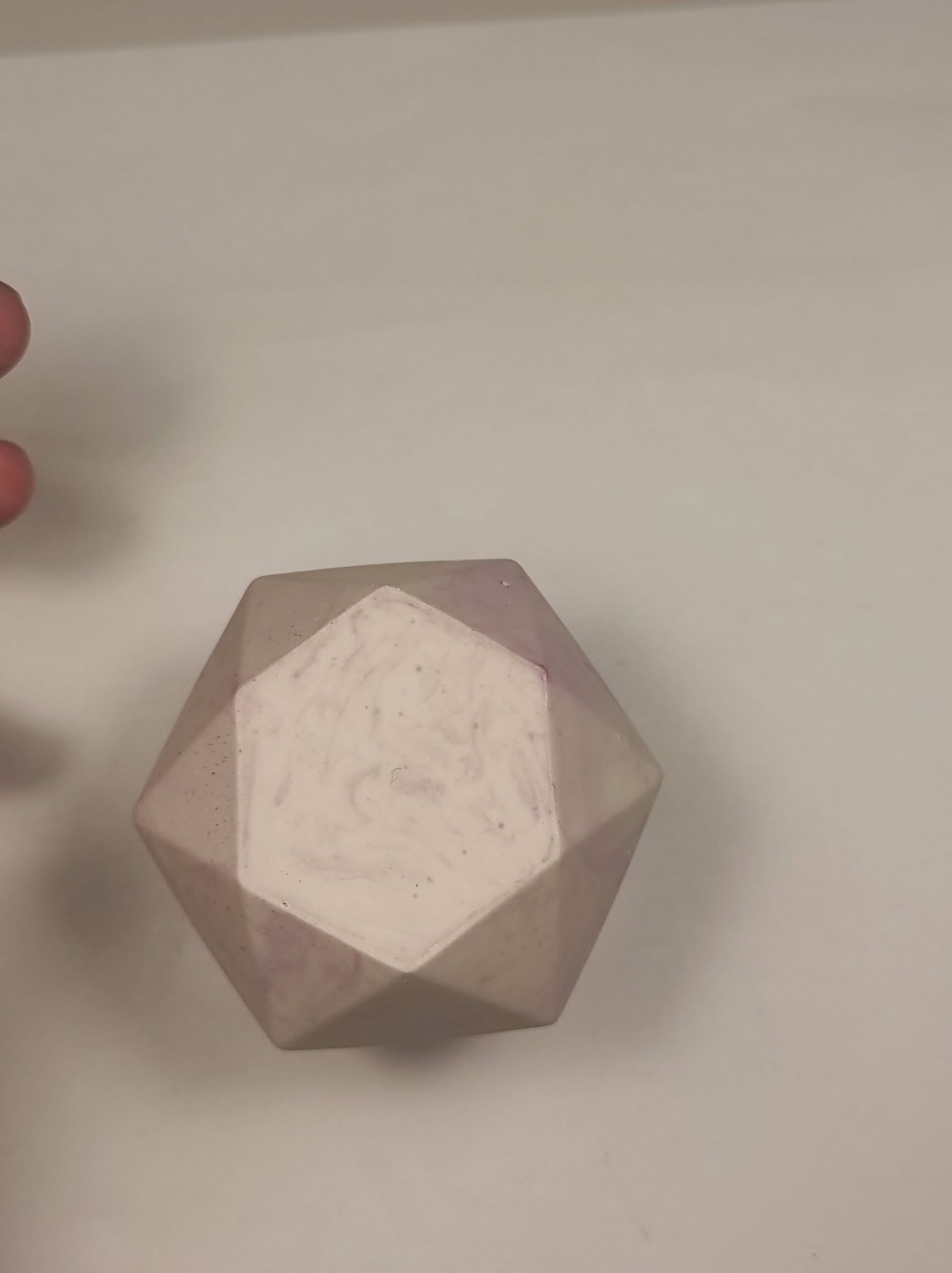 pot à crayon en jesmonite crème et mauve