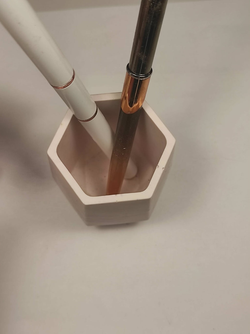 pot à crayon en jesmonite crème et mauve