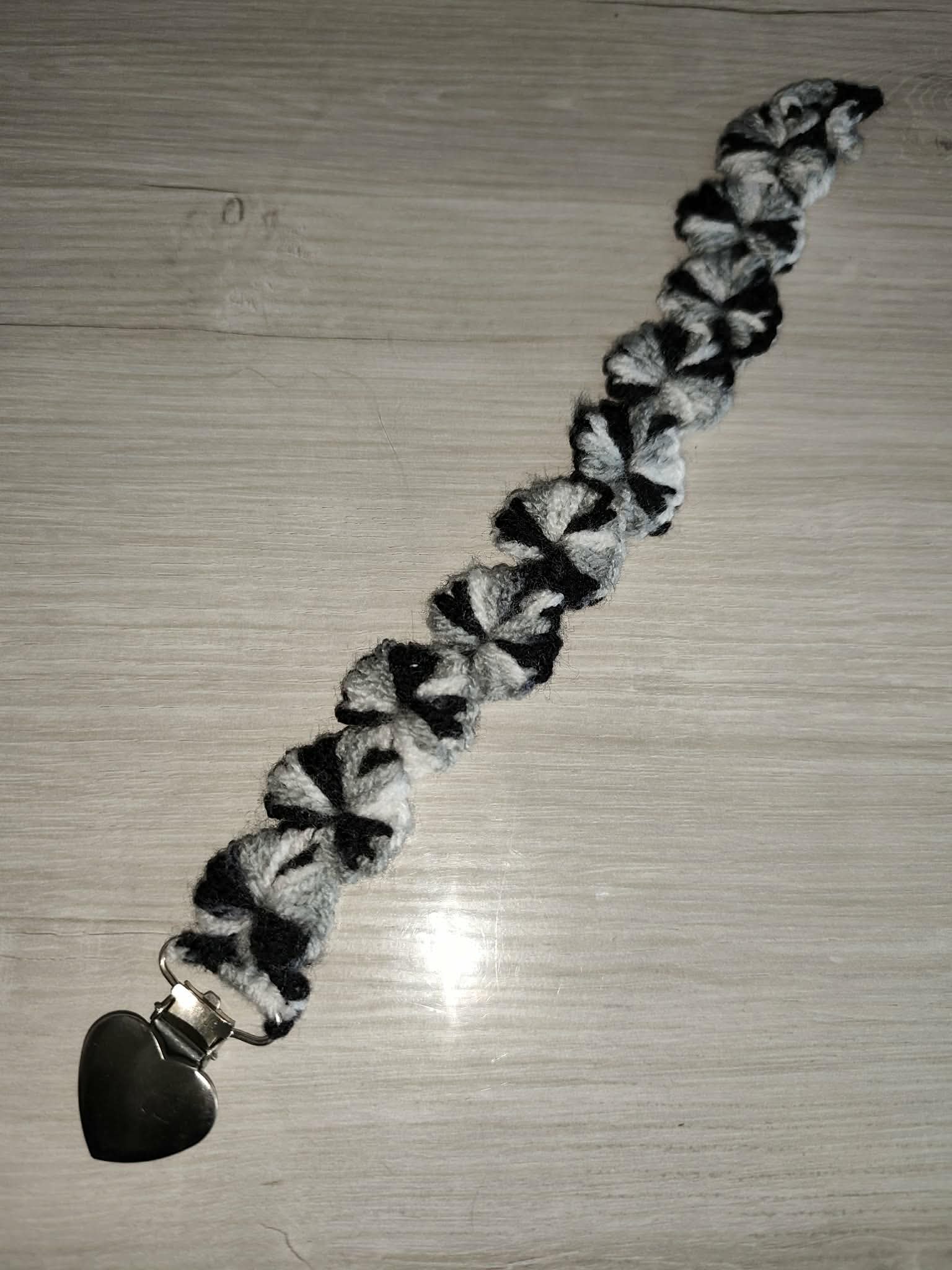 Attache tétine coeur